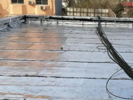 华容卫生间漏水维修公司分享下华容屋面楼顶防水刚性防水层施工要点。